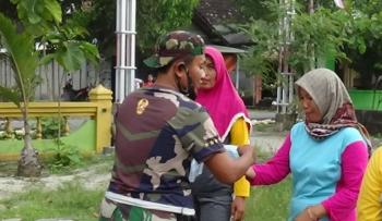 Satgas TMMD 110 Kodim 0813 Bojonegoro Berbagi Masker